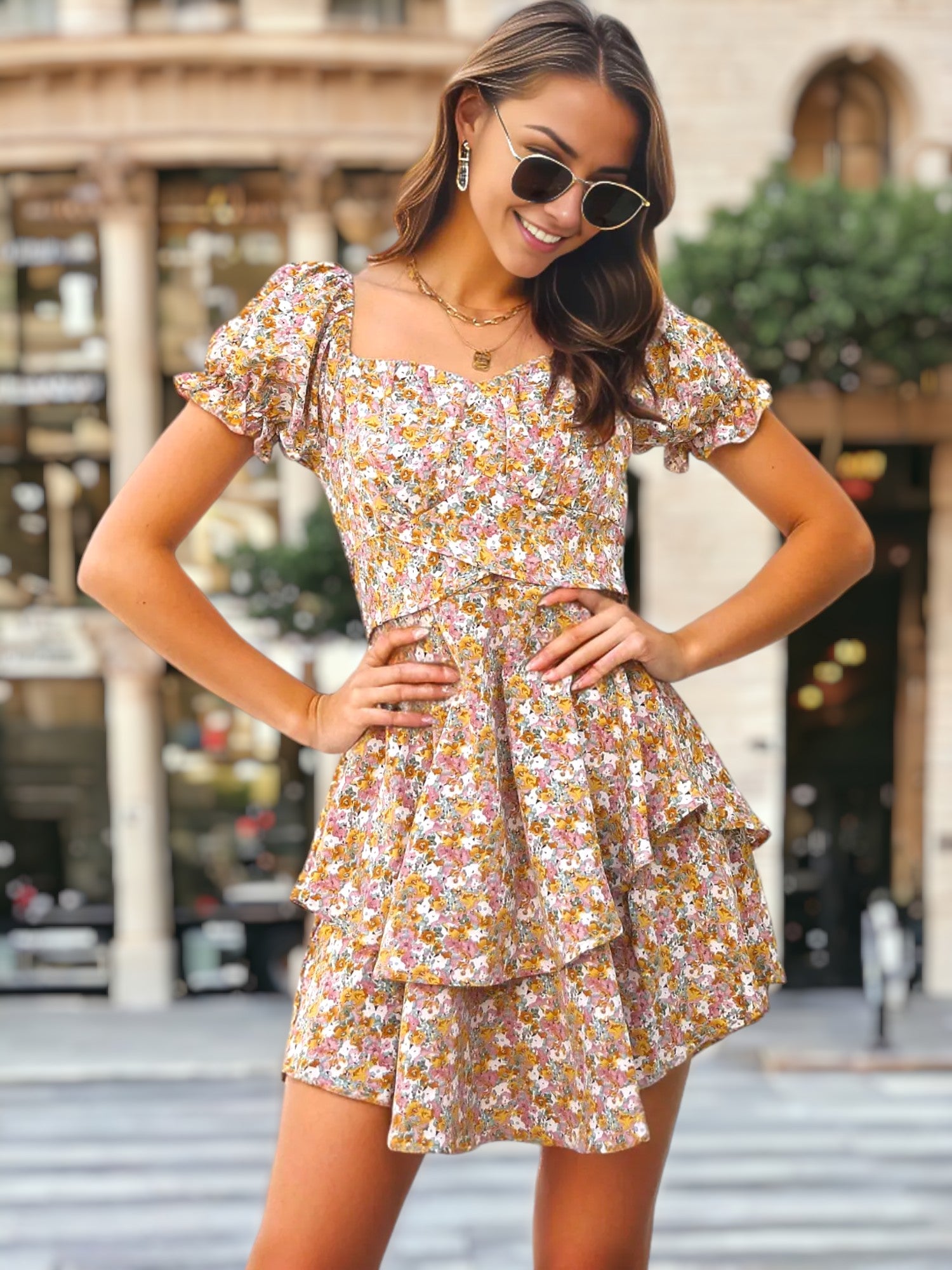 Vestido con espalda anudada y flores en capas