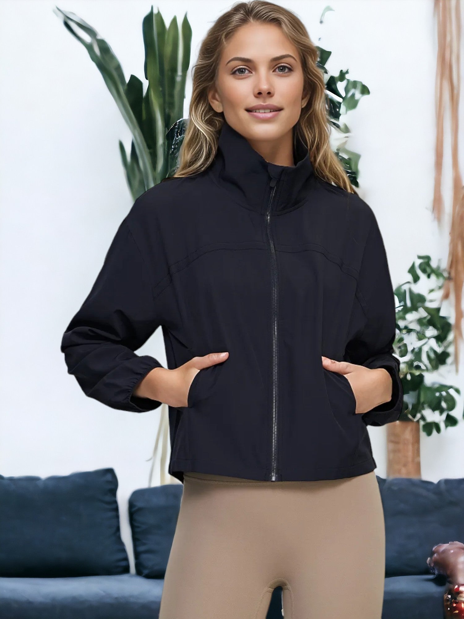 Chaqueta cortavientos con bolsillo y cuello alto y protección solar