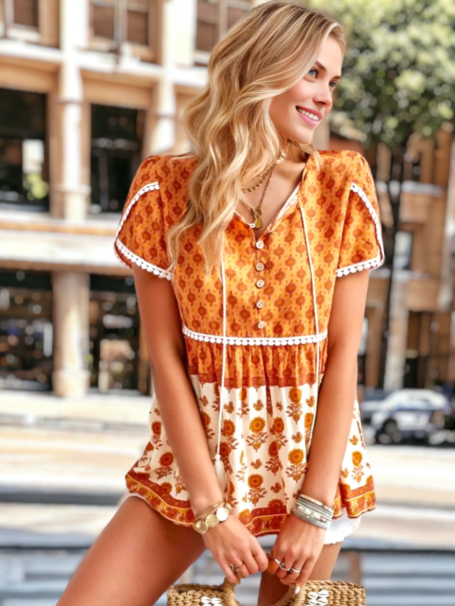 Blusa bohemia con flores y ribetes de crochet