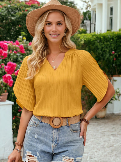 Blusa con escote en V con muescas y mangas estilo tulipán texturizadas