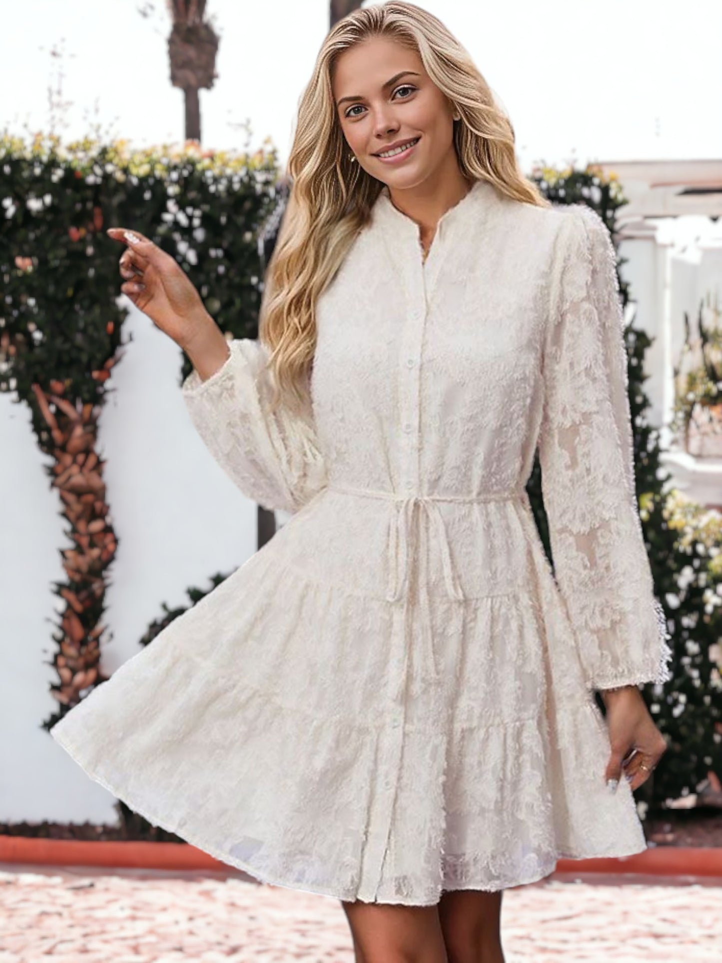 Vestido corto con volantes, cintura anudada, mangas largas y detalles de encaje texturizado