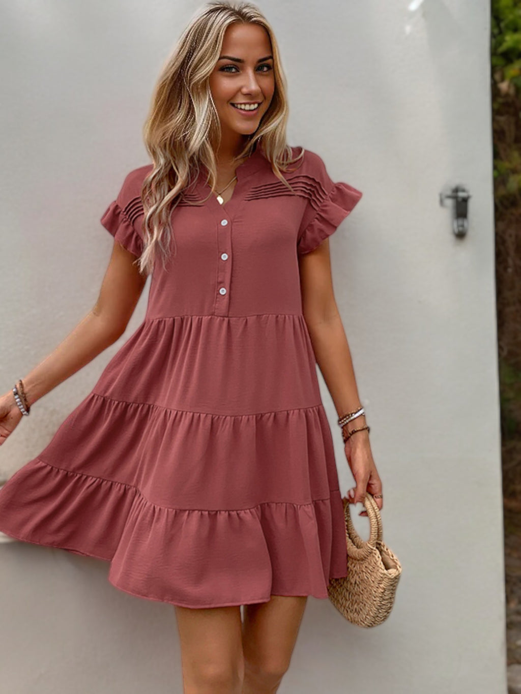 Vestido mini de manga corta con capas, botones en la parte delantera y detalle de volante