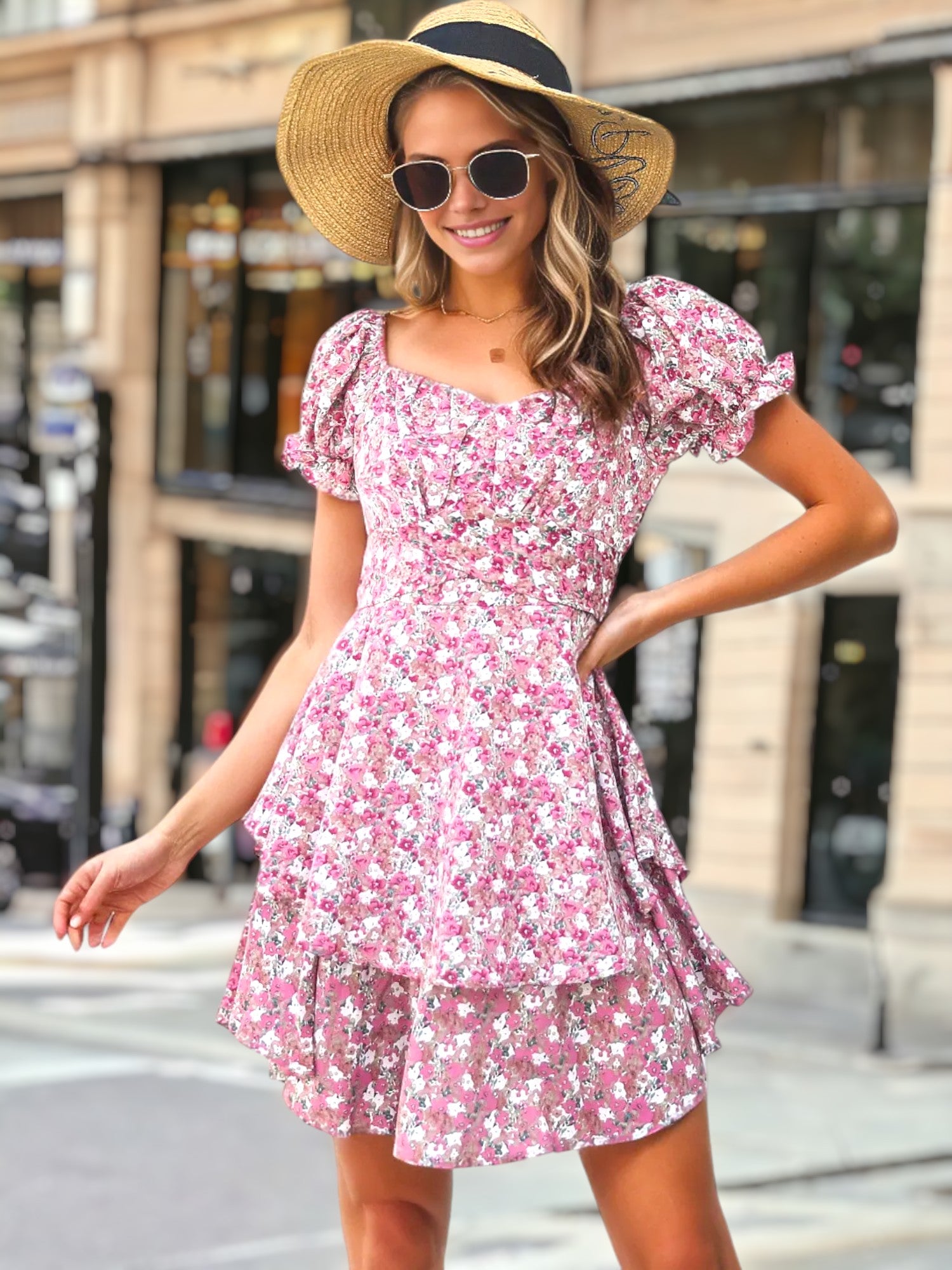 Vestido con espalda anudada y flores en capas