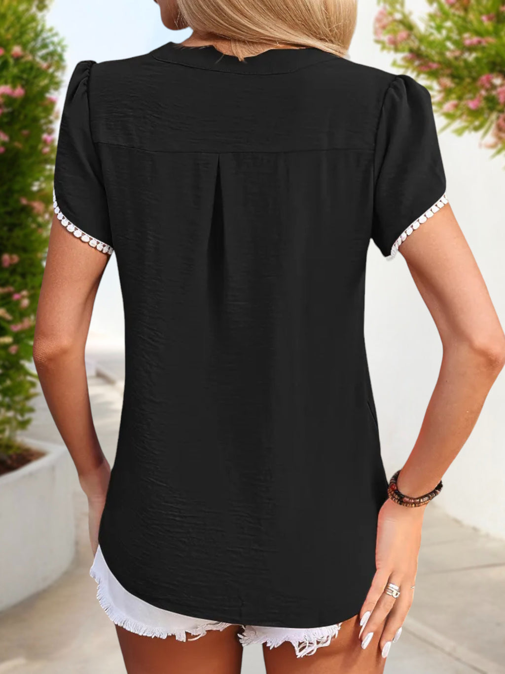 Blusa de manga corta con escote en V para mujer de Anna-Kaci con ribete de pompones y detalle de dobladillo dividido