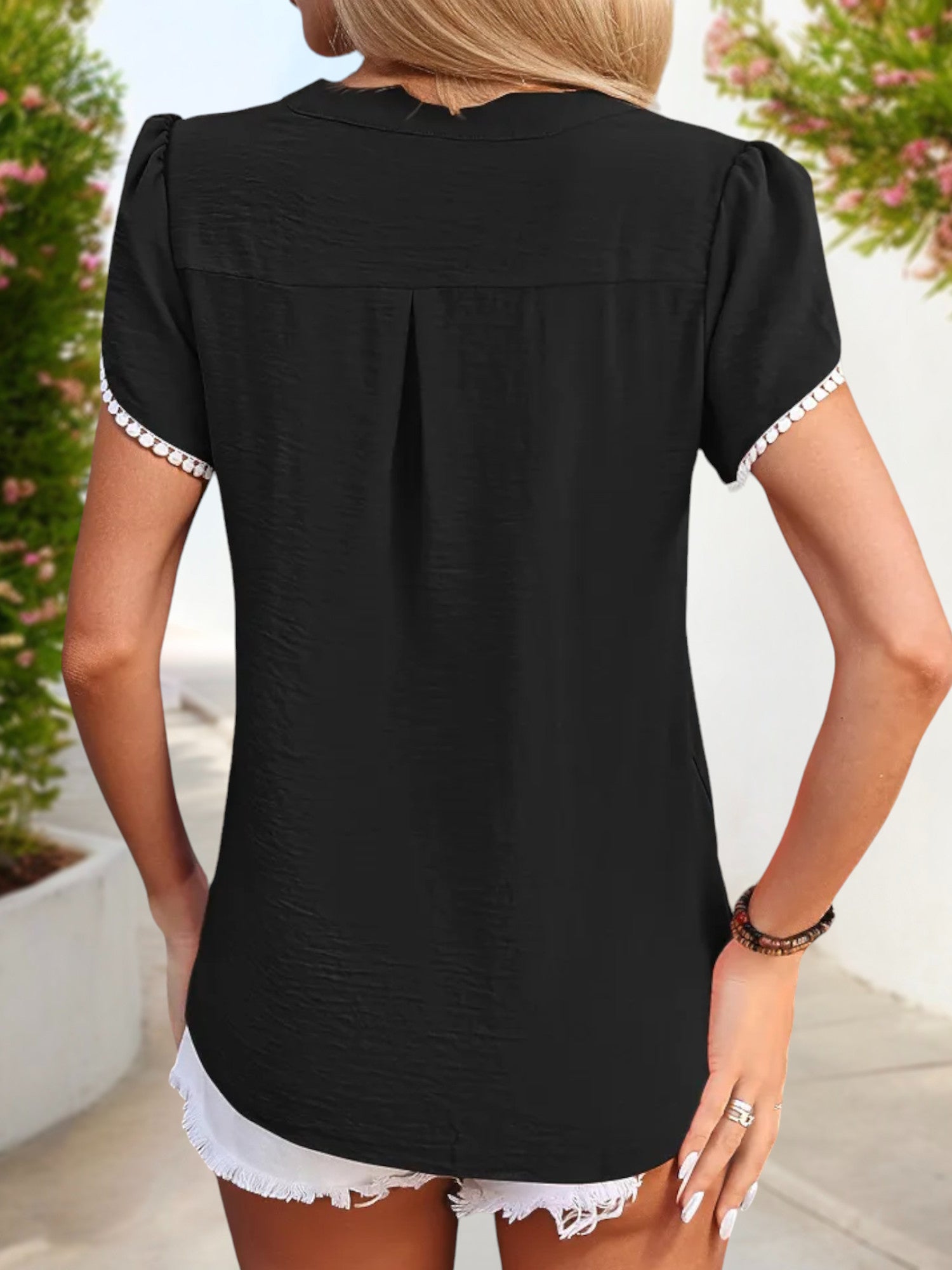 Blusa de manga corta con escote en V para mujer de Anna-Kaci con ribete de pompones y detalle de dobladillo dividido