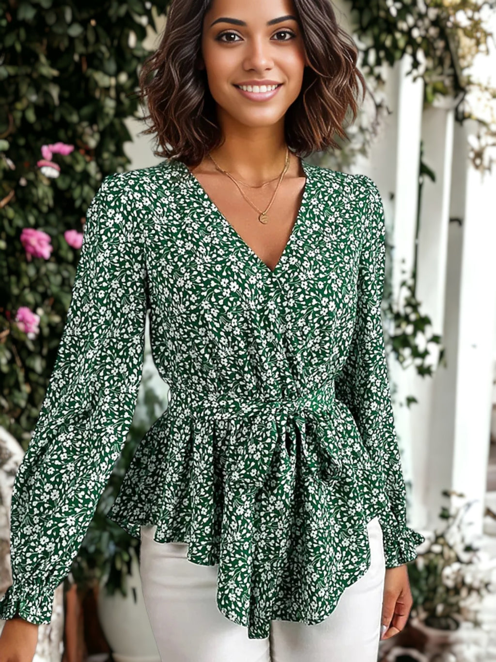 Blusa asimétrica con escote en V, manga larga y dobladillo peplum con estampado floral