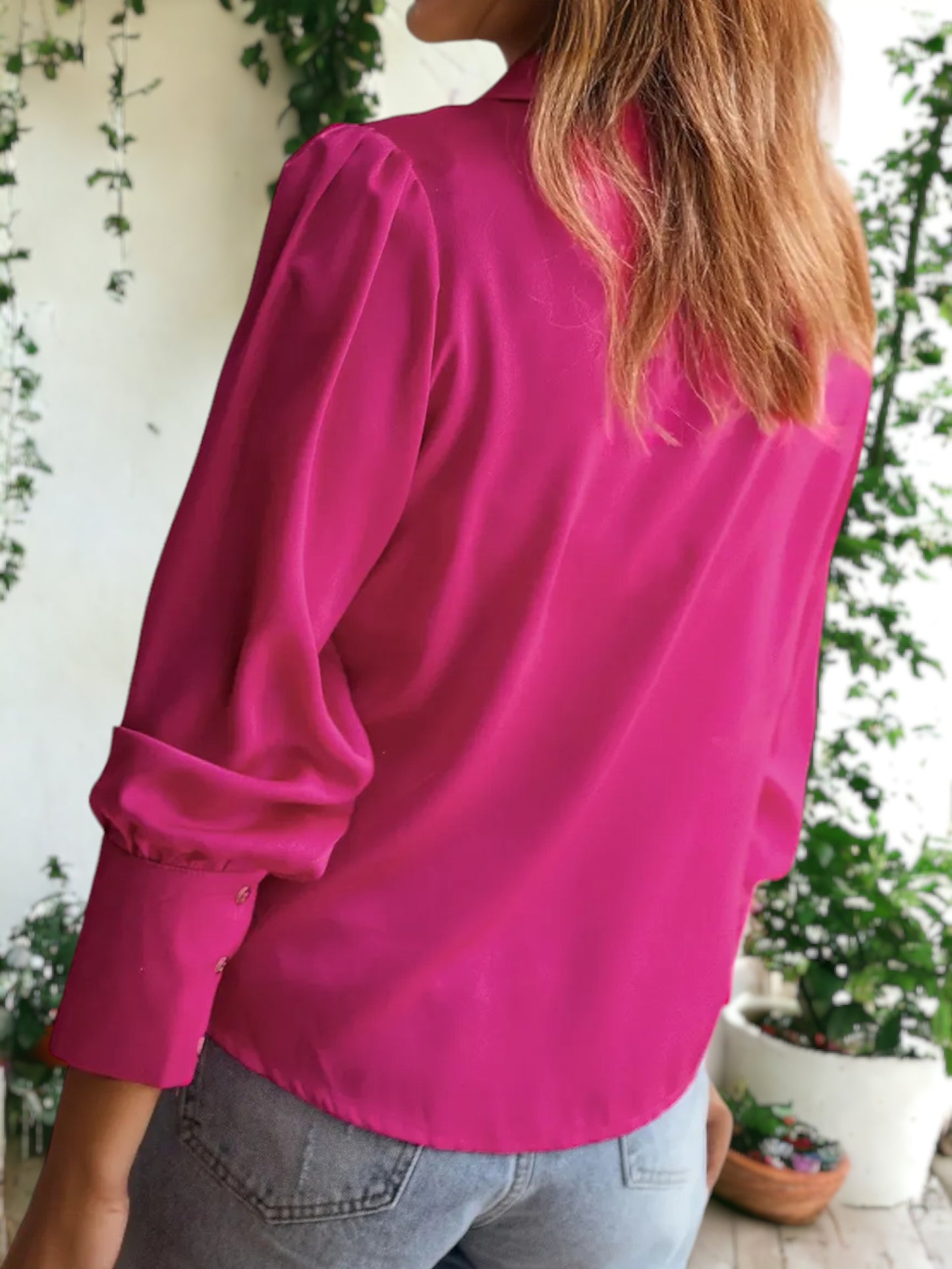 Blusa de satén con botones y cuello con muescas