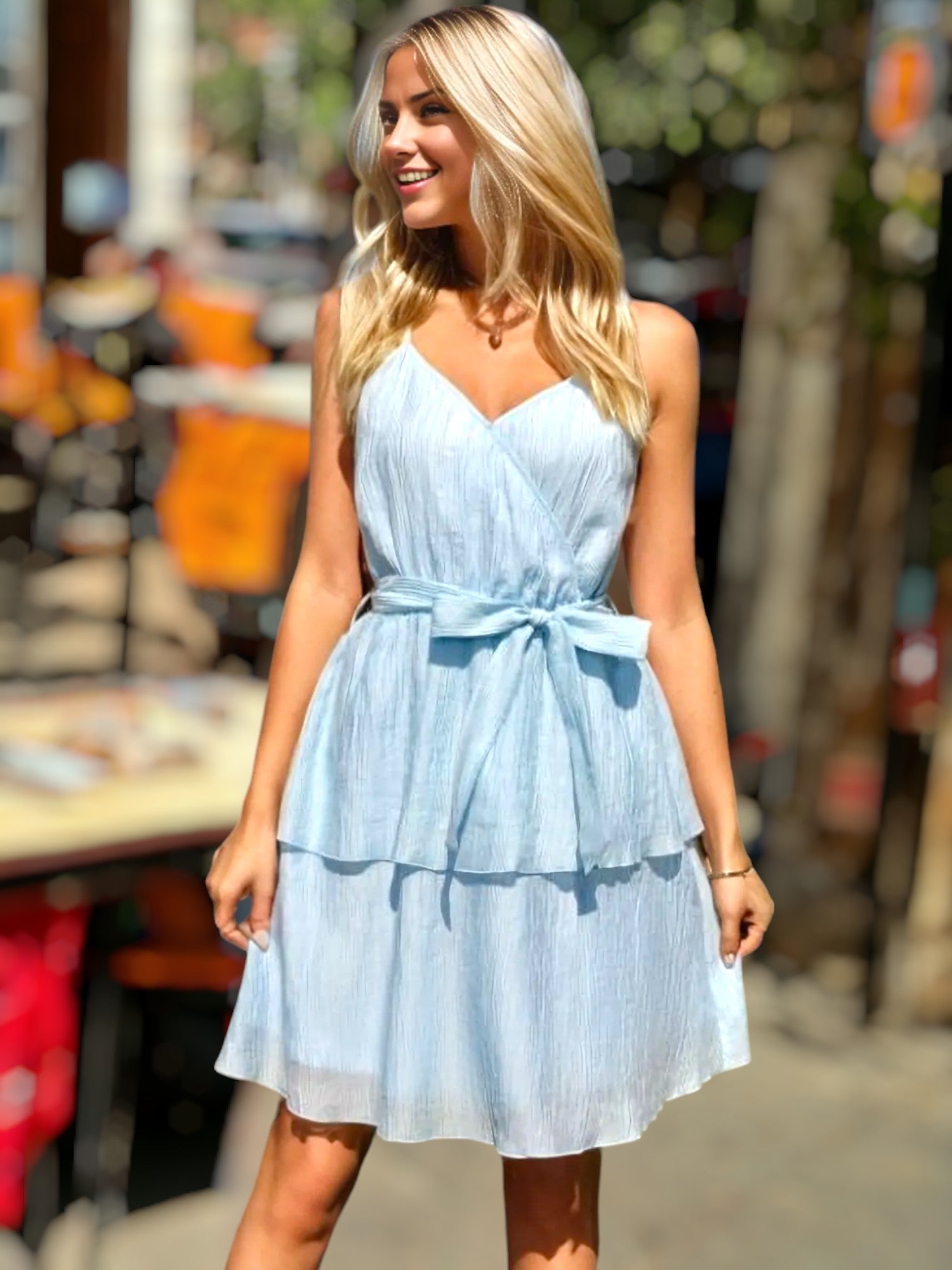 Vestido texturizado con capas y escote cruzado
