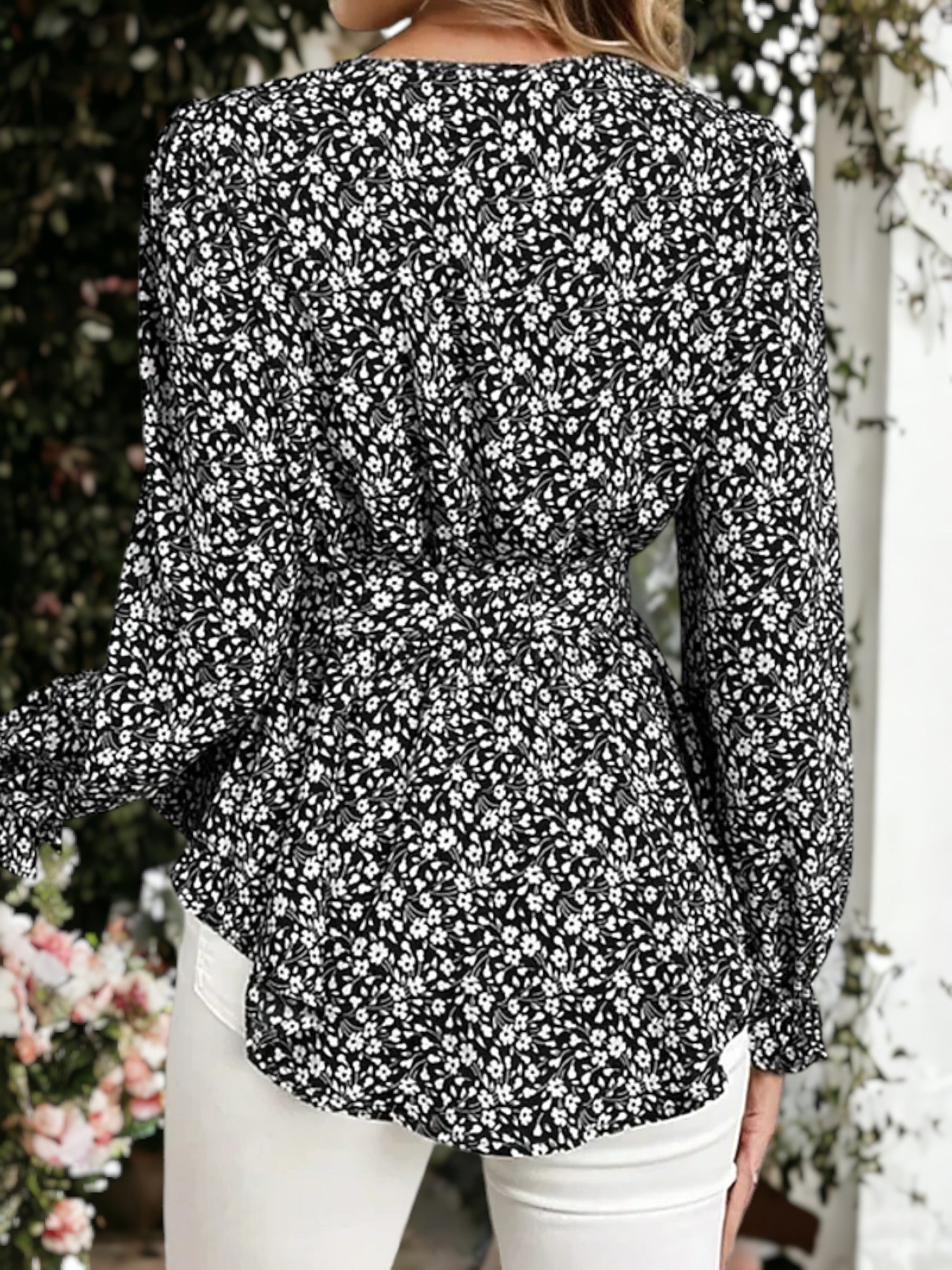 Blusa asimétrica con escote en V, manga larga y dobladillo peplum con estampado floral