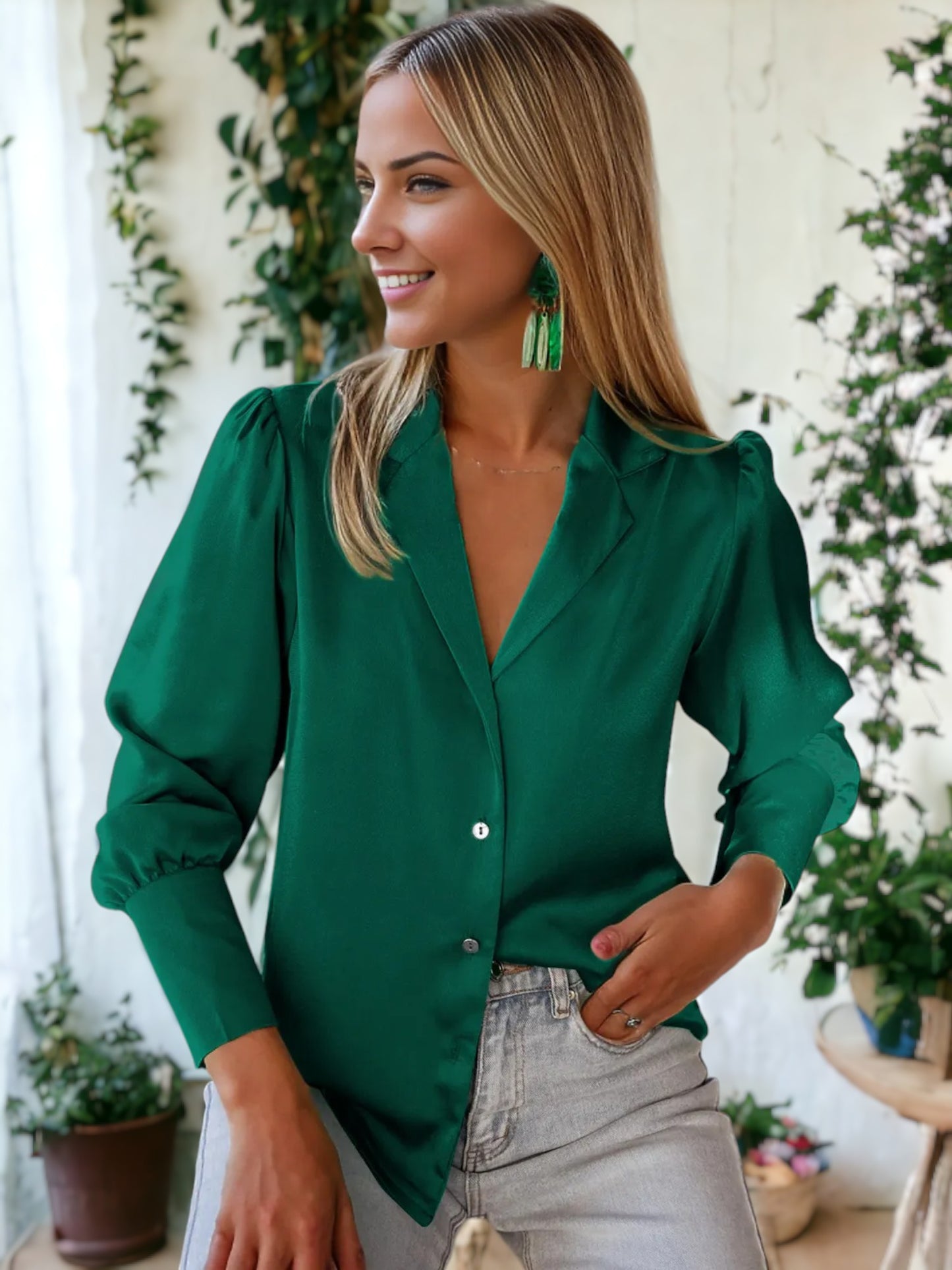 Blusa de satén con botones y cuello con muescas