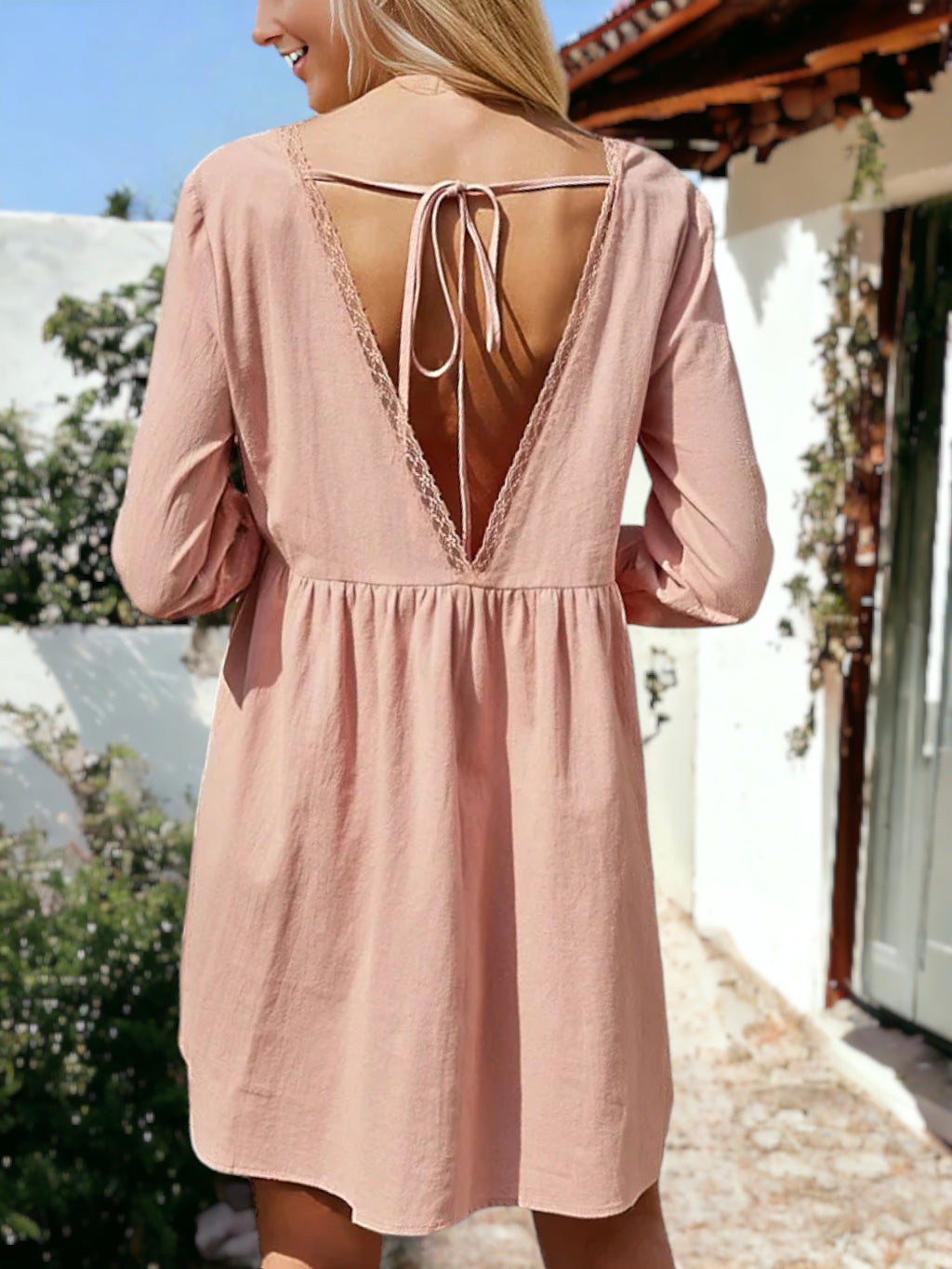 Vestido babydoll con escote en V y espalda anudada con ribete de encaje