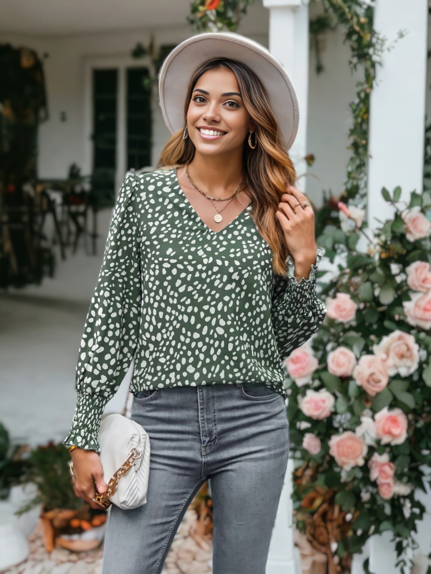 Blusa de leopardo con mangas largas, escote en V ligero y mangas obispo