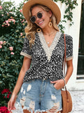 Blusa con estampado floral y ribete de crochet