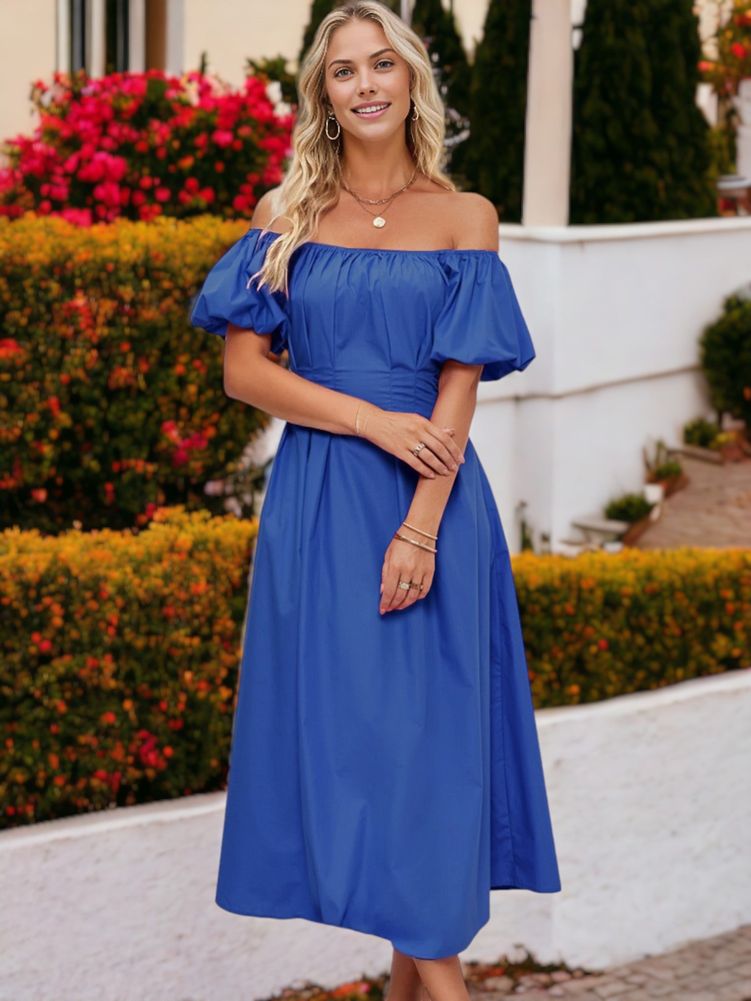 Vestido de largo medio con detalle plisado, mangas abullonadas y hombros descubiertos