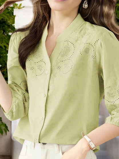 Blusa de mujer con escote en V y mangas 3/4 bordadas con ojales de Anna-Kaci