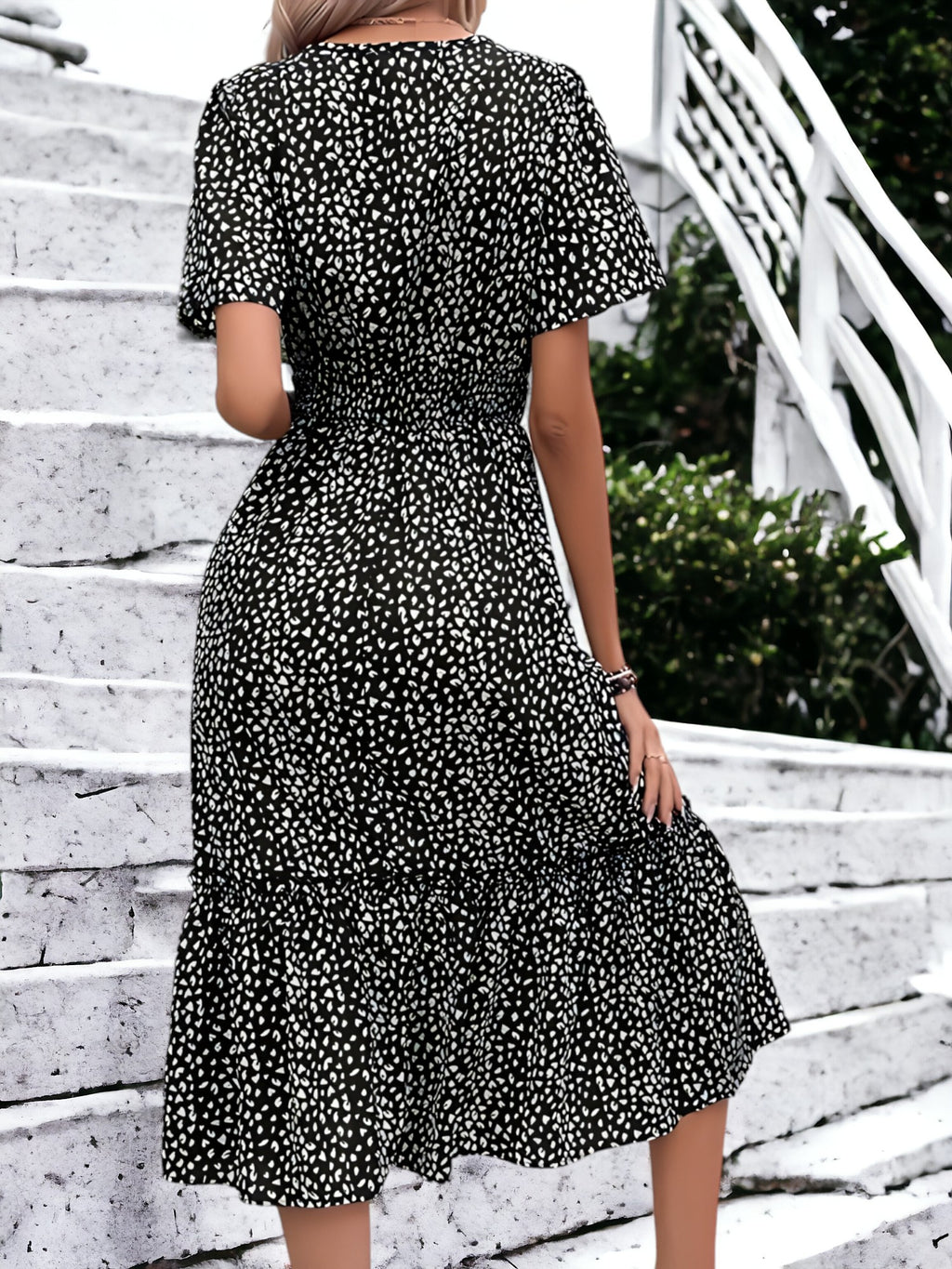 Vestido midi de manga corta con estampado de leopardo y cintura fruncida