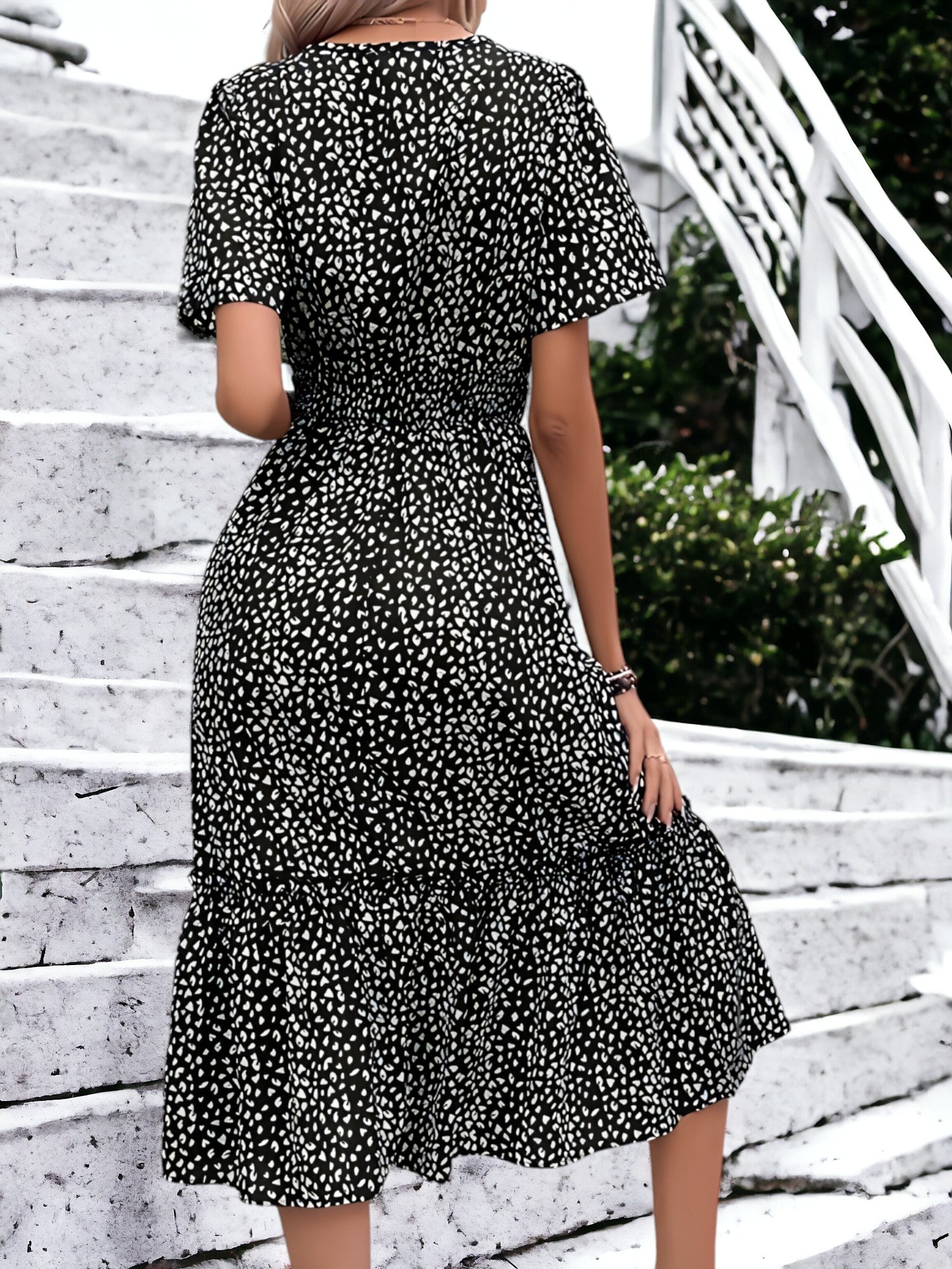 Vestido midi de manga corta con estampado de leopardo y cintura fruncida