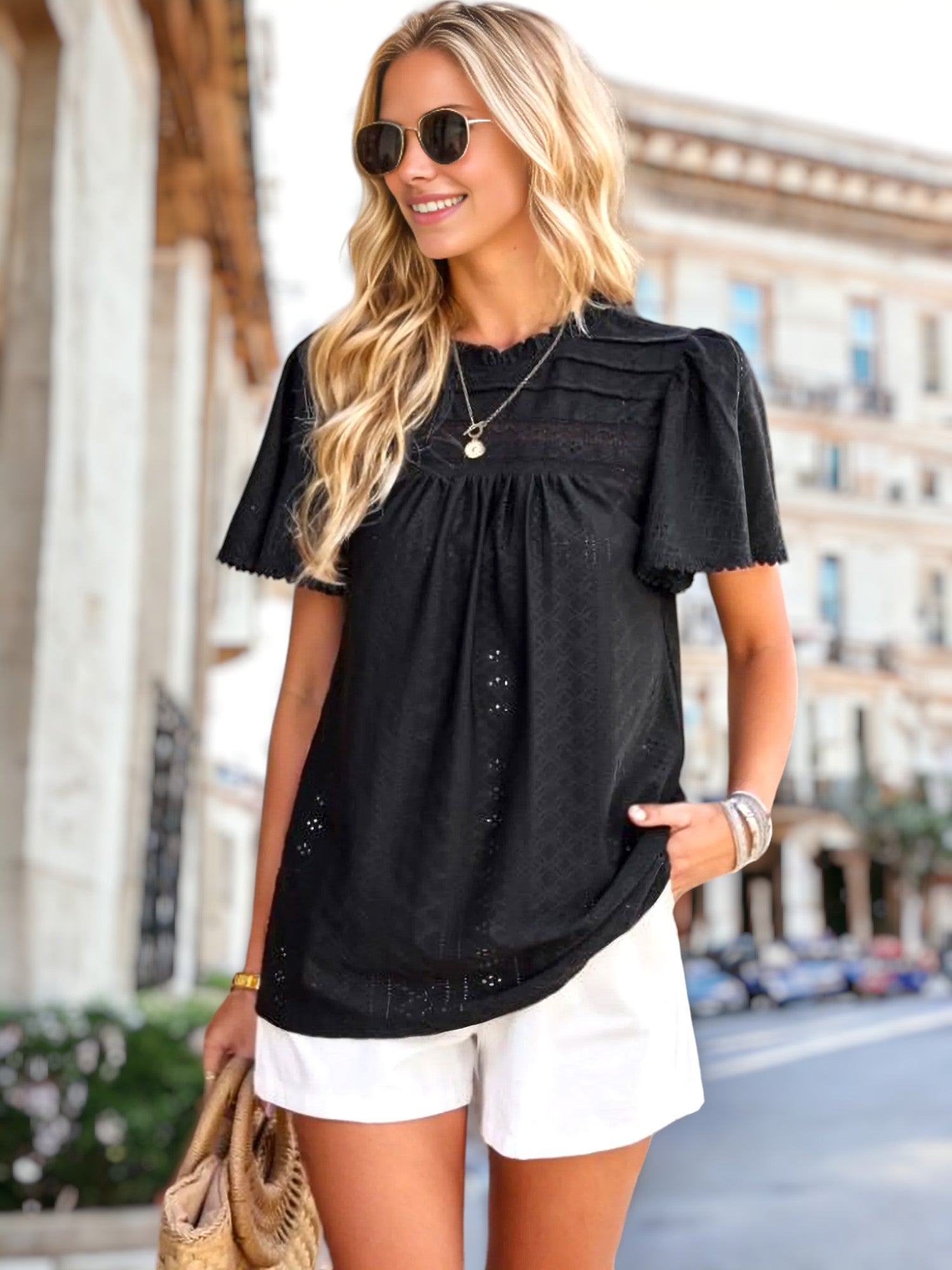 Blusa con ojales y detalle plisado