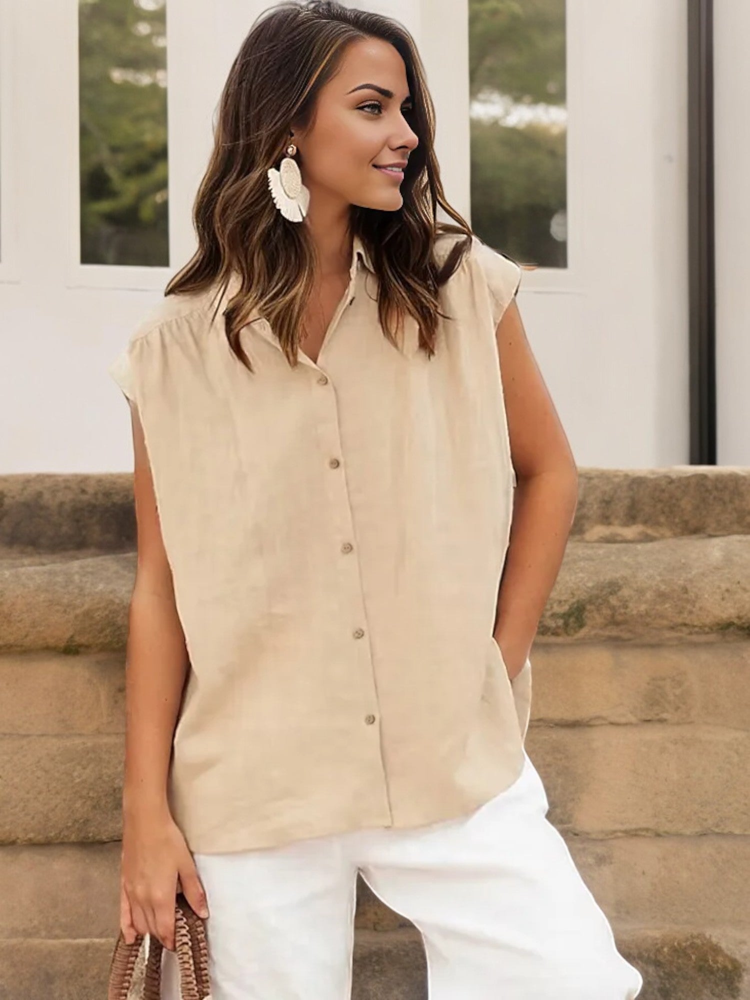 Sleeveless Button-Down Blouse with Pointed Collar and Relaxed Fit