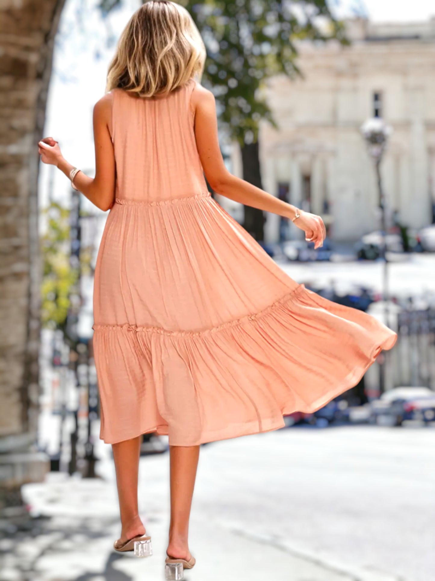 Vestido con escote en V y lazo en capas