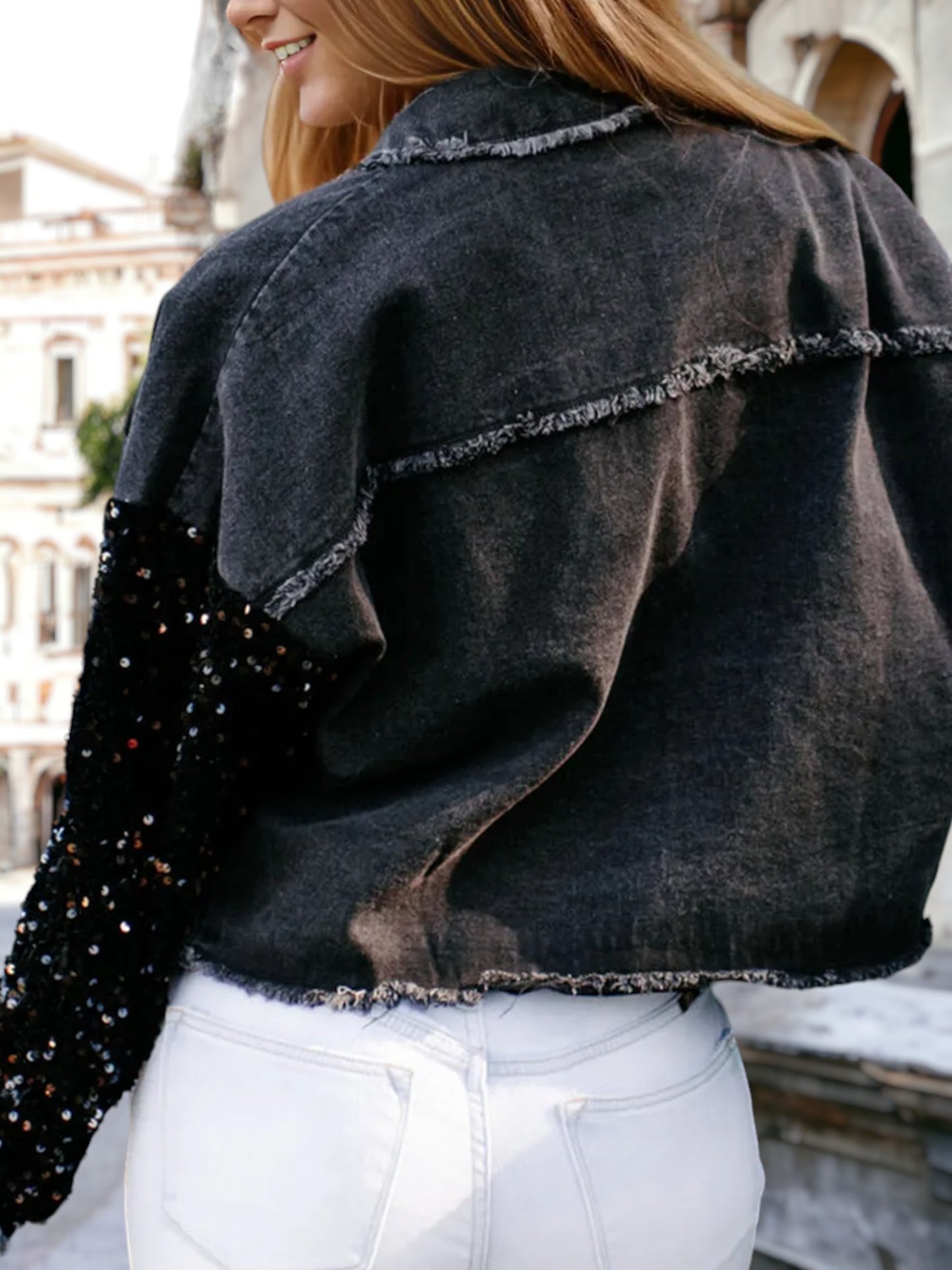 Chaqueta vaquera corta con botones y mangas largas con lentejuelas