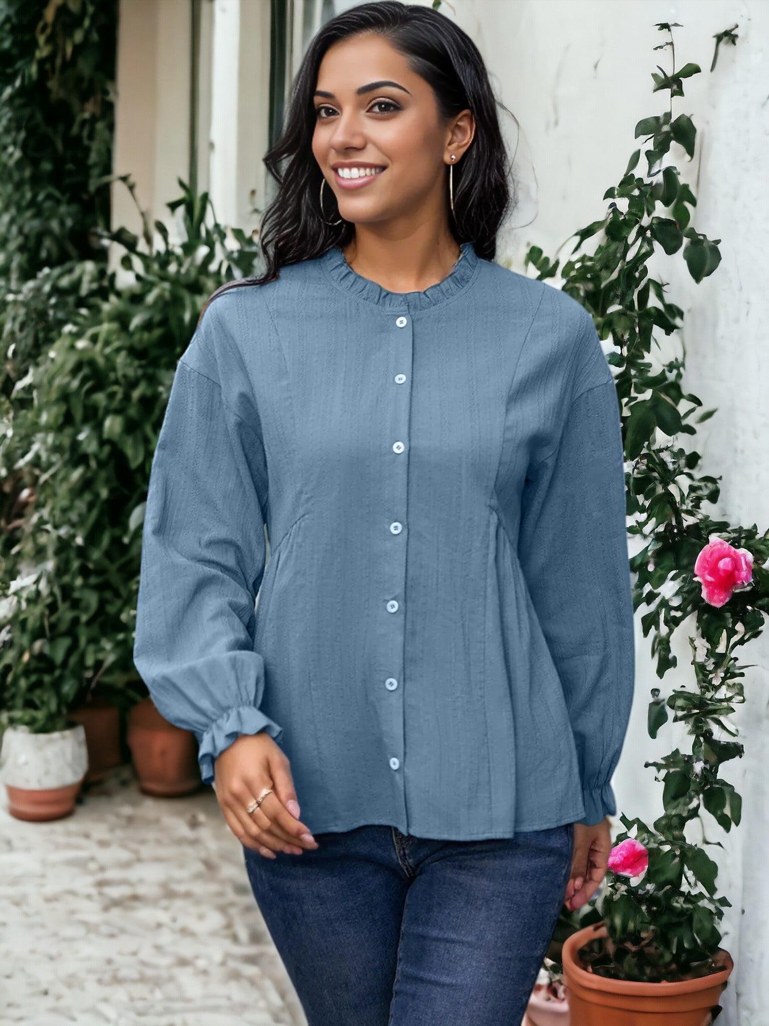 Blusa con pinzas y cuello con volantes