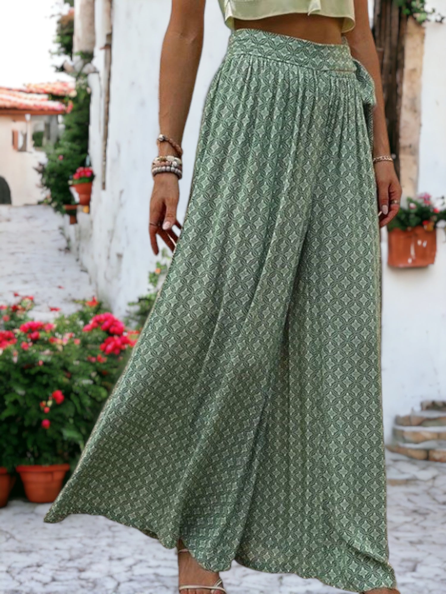 Pantalones anchos con cintura anudada y estampados casuales