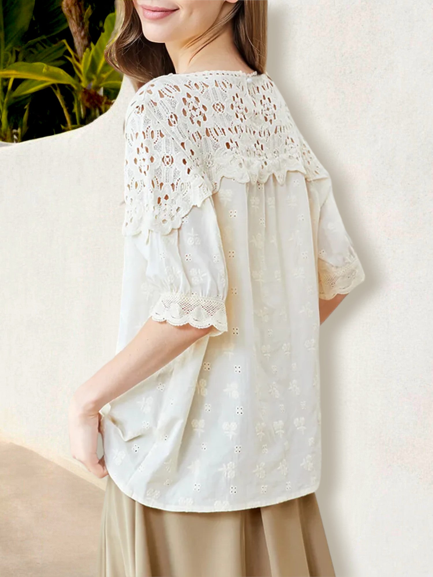Blusa de encaje bordada con mangas festoneadas para mujer de Anna-Kaci