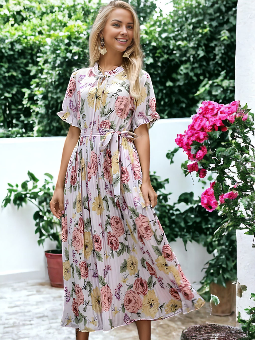 Vestido plisado con cuello con volantes