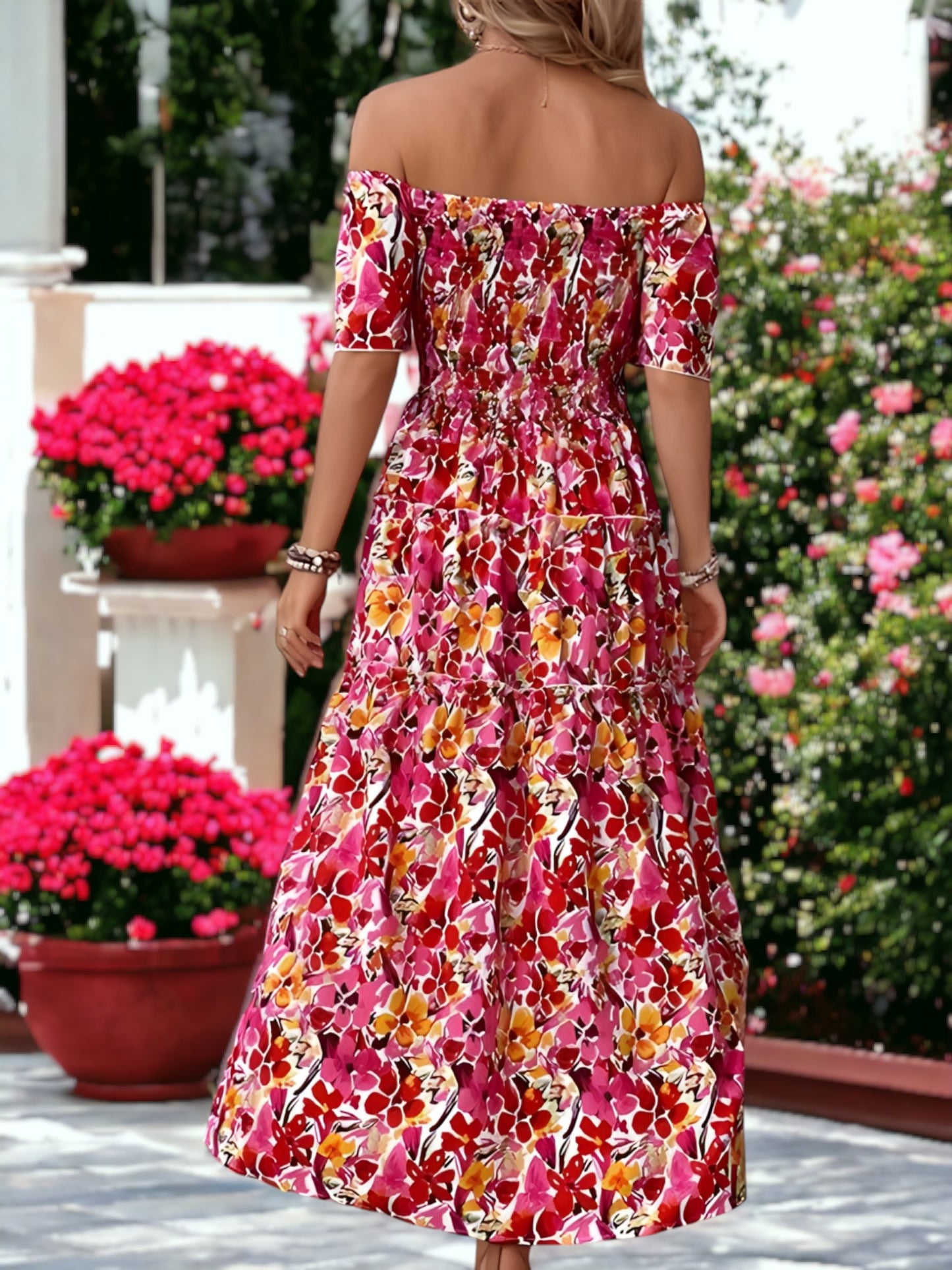 Vestido largo con volantes y hombros descubiertos con estampado floral