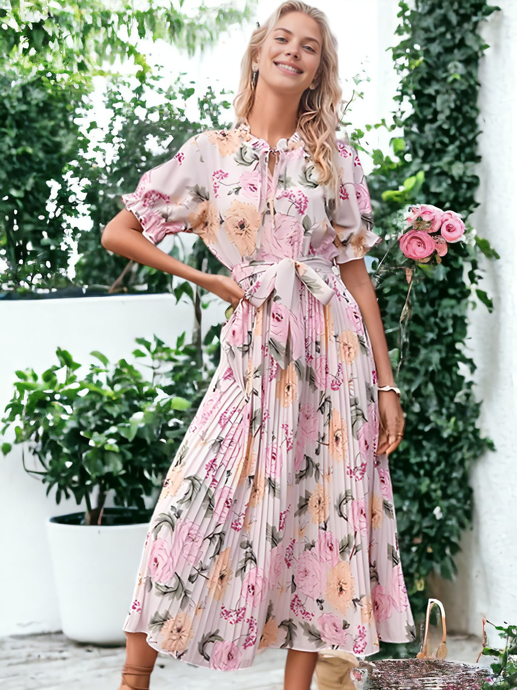 Vestido plisado con cuello con volantes