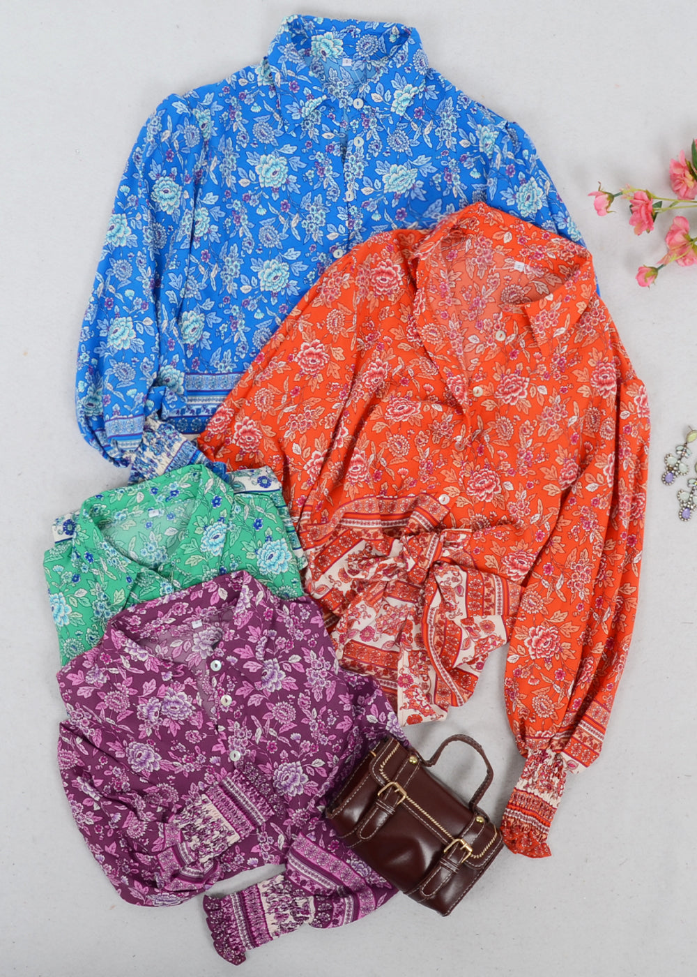 Camisa con cuello y estampado floral oriental