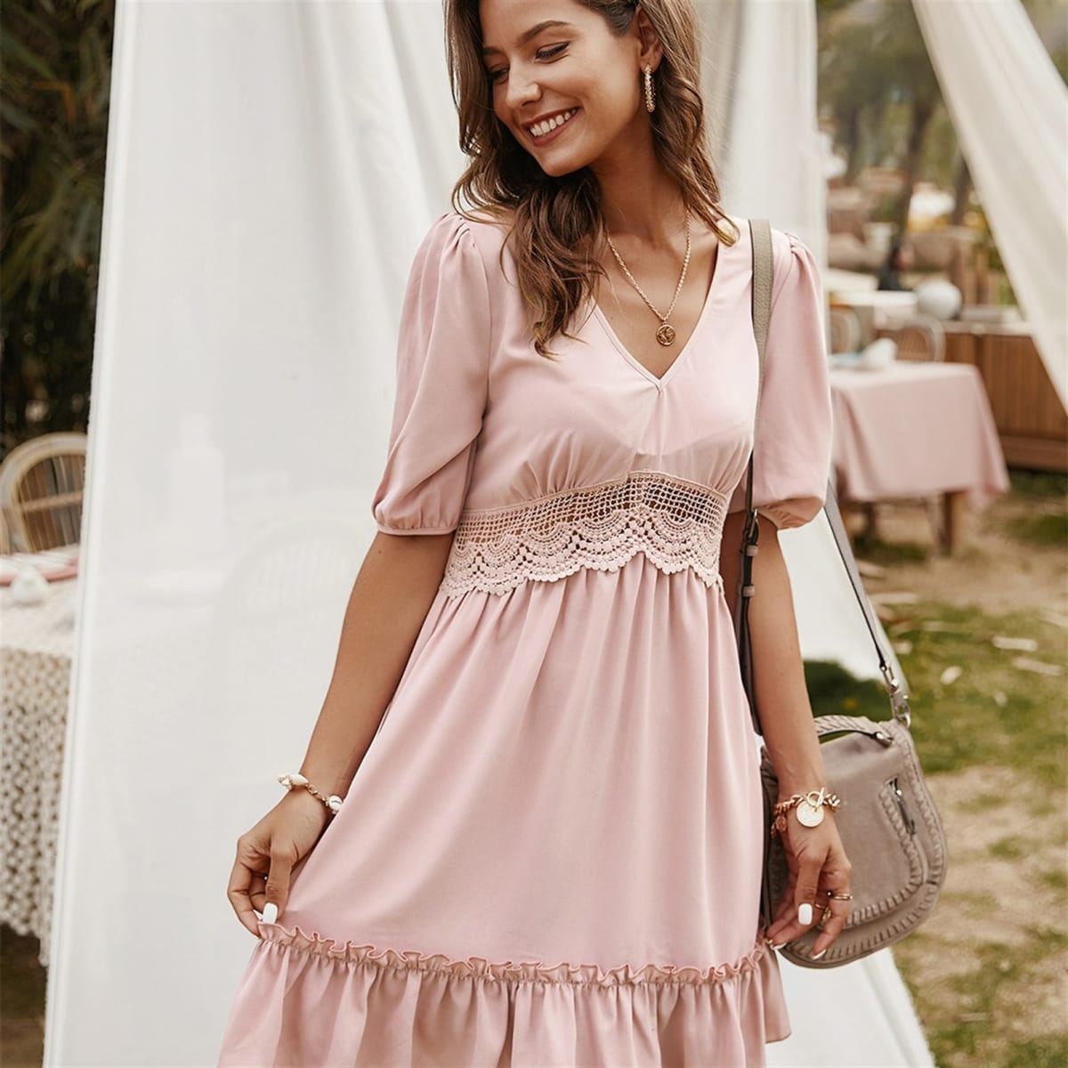 Vestido túnica con volantes y cintura de encaje