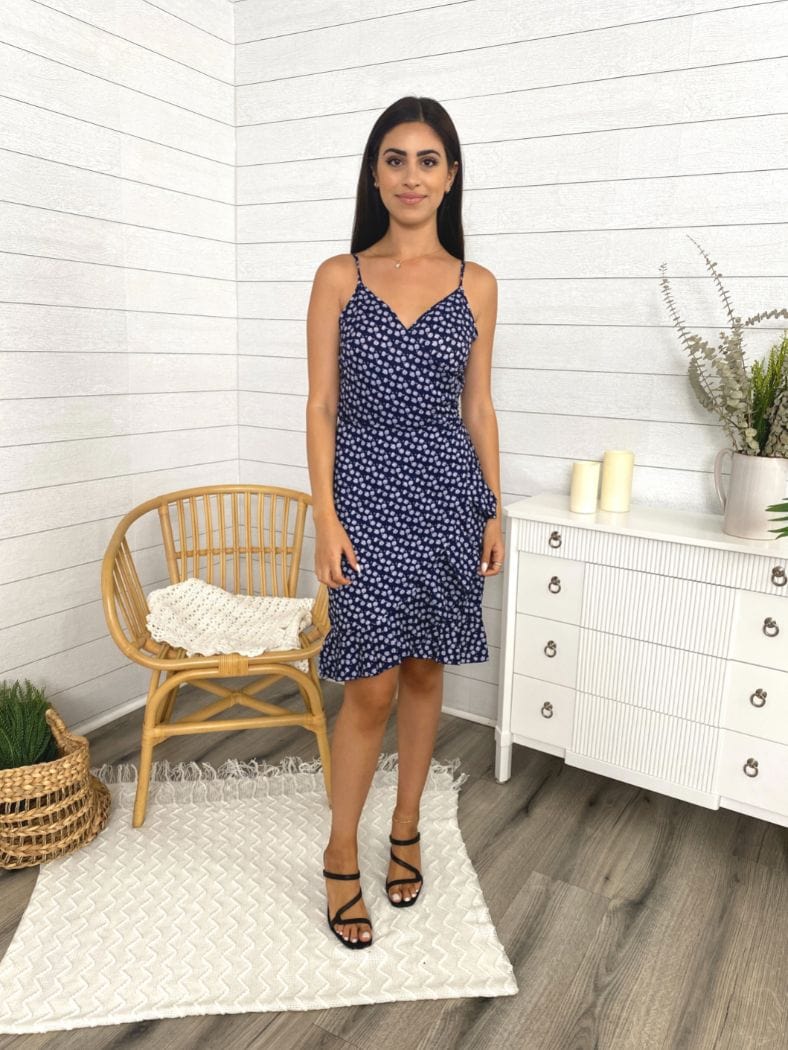 Vestido de tirantes con volantes cruzados 