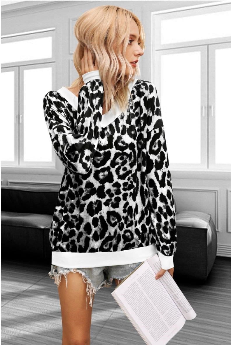 Suéter con ribetes en contraste y estampado de leopardo 