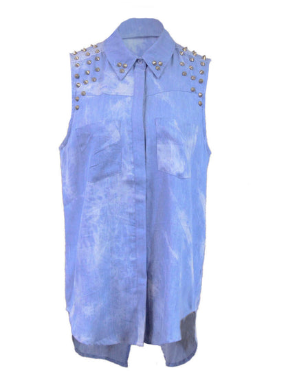Blusa sin mangas con cuello y efecto tie-dye de mezclilla con púas en los hombros y en la punta del cuello