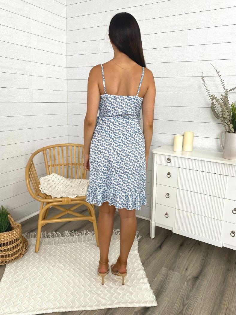 Vestido de tirantes con volantes cruzados 