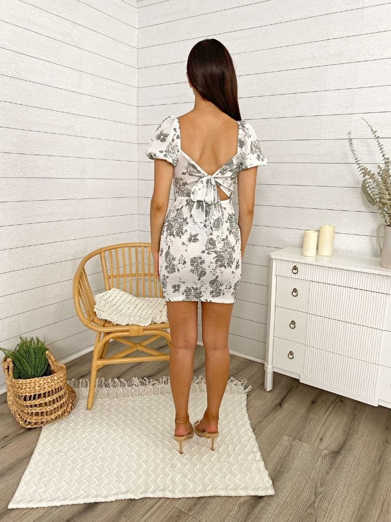 Vestido mini con espalda baja, mangas abullonadas y estampado floral 