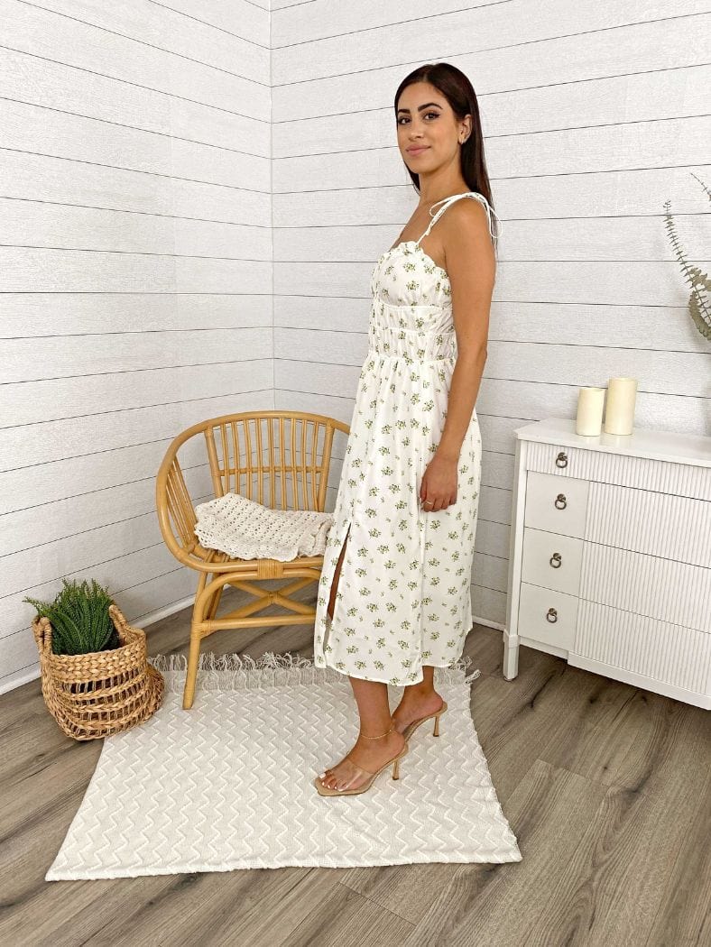 Vestido midi con abertura en la pierna, tirantes y lazo con flores 