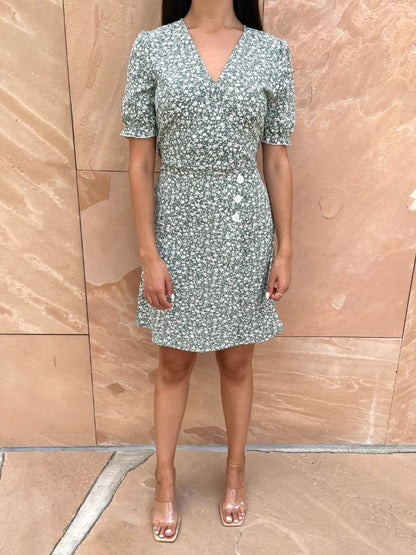 Vestido cruzado con mangas abullonadas 