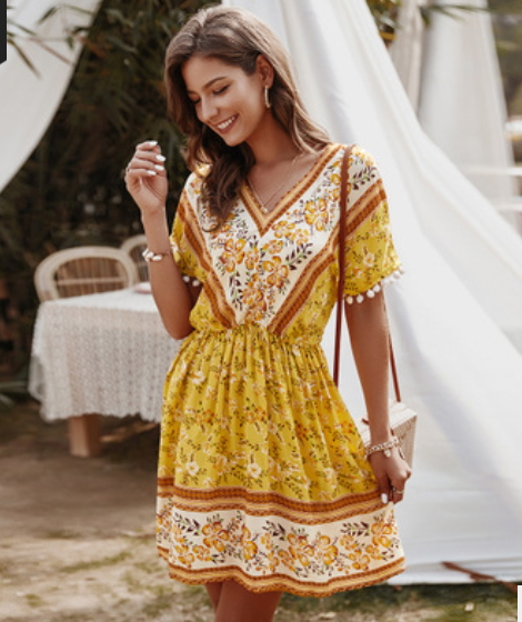 Vestido fruncido con cuello en V y estampado