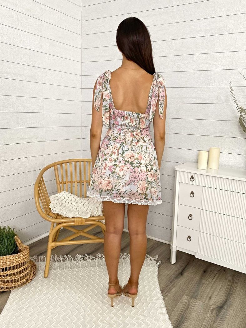 Minivestido con dobladillo con ribete de encaje y lazo en los hombros con flores 
