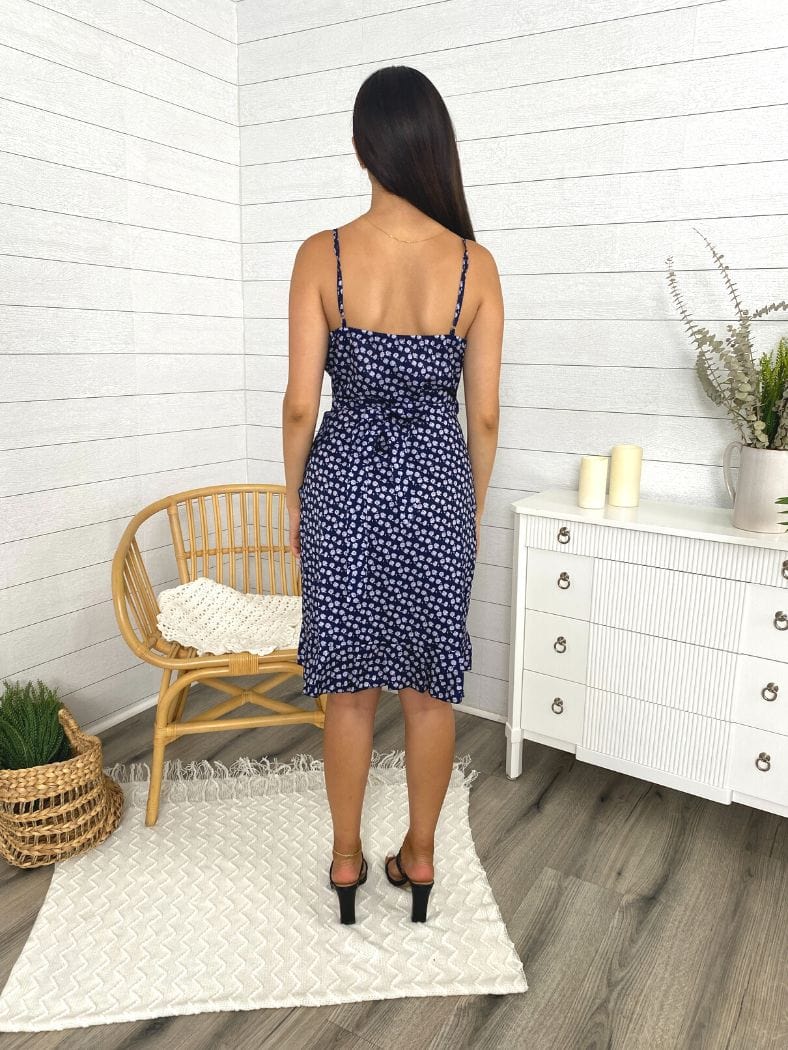 Vestido de tirantes con volantes cruzados 