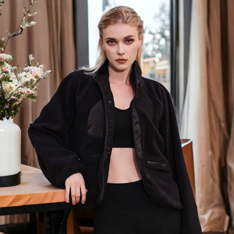 Chaqueta de piel de oveja texturizada con botones en la parte delantera