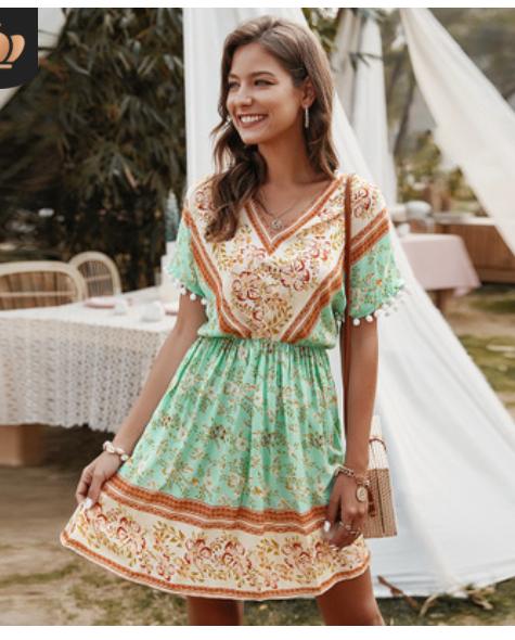 Vestido fruncido con cuello en V y estampado
