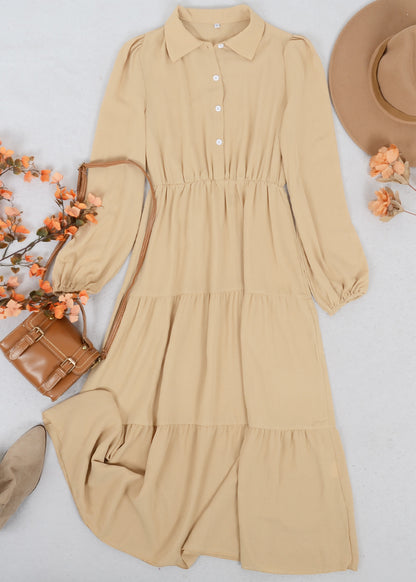Vestido con botones en la parte delantera y cuello escalonado