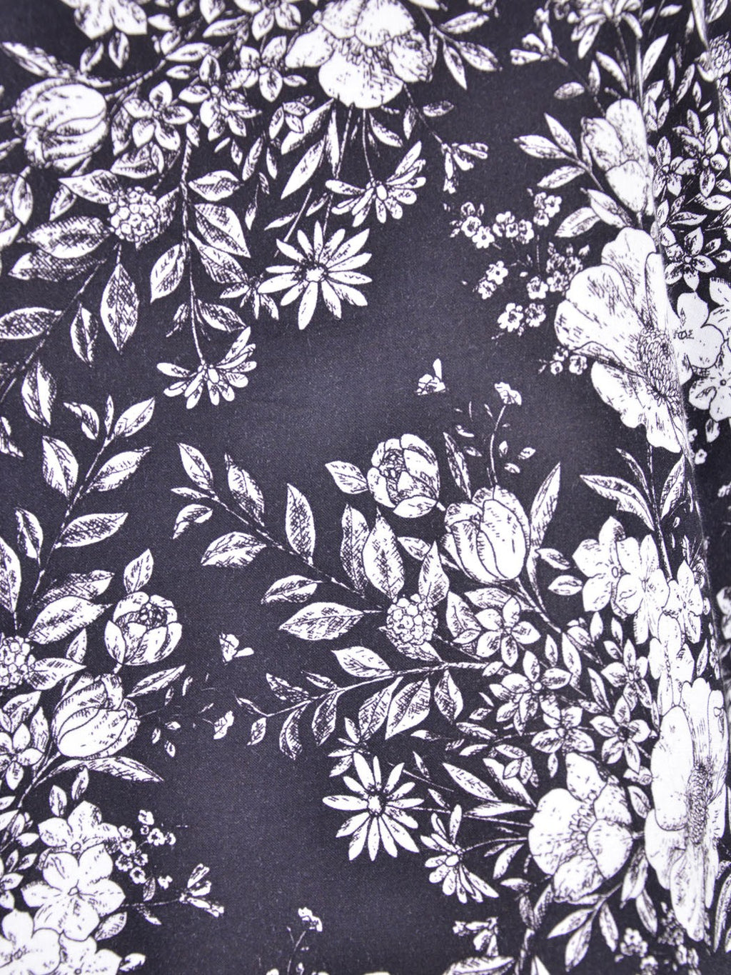 Blusa con abertura en la espalda y mangas cortas con estampado floral en blanco y negro de En Creme Lovely Wallpaper