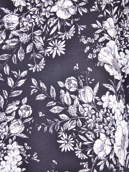 Blusa con abertura en la espalda y mangas cortas con estampado floral en blanco y negro de En Creme Lovely Wallpaper