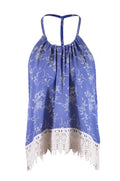 Blusa con cuello halter y espalda en T doble con ribete de encaje y estampado floral oriental En Creme