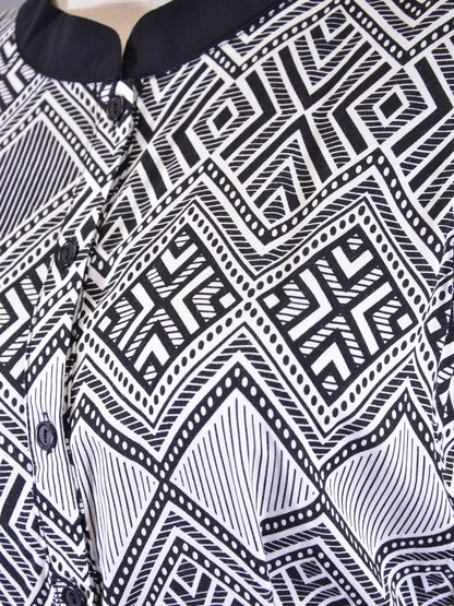 Mono con espalda abierta y botones de diamantes en blanco y negro divertido En Creme Froufrou